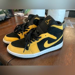 Jordan’s 1 Mid GS reverse mens size 8.5